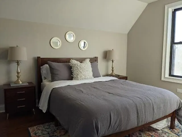Modern 4 Bedroom In Lakeview