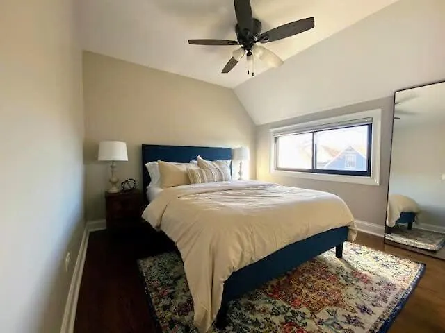Modern 4 Bedroom In Lakeview