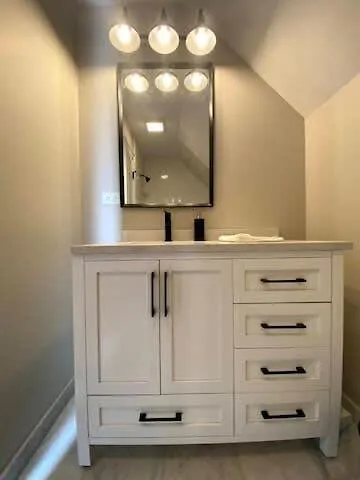 Modern 4 Bedroom In Lakeview *
