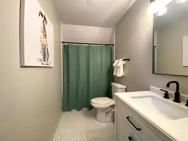 Modern 4 Bedroom In Lakeview *